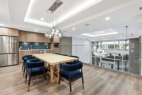 AQUA Corner Unit w Amazing View 614