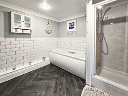 2 Bed House - Sleeps 4 - Pets - Parking - Wifi