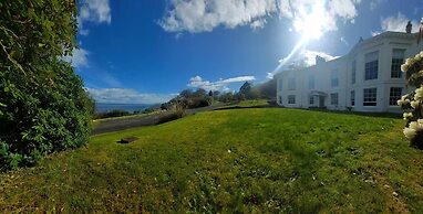 2 Bed House - Sleeps 4 - Pets - Parking - Wifi