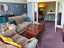 2 Bed House - Sleeps 4 - Pets - Parking - Wifi