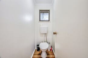 StayAU Newly Modern Comforts 3BRM Home Cranbourne