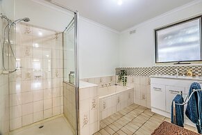 StayAU Newly Modern Comforts 3BRM Home Cranbourne
