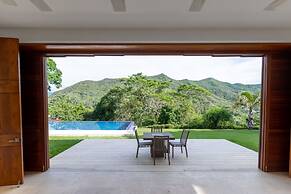 w Glowing 4BR Villa w Pool at Mesa de Yeguas