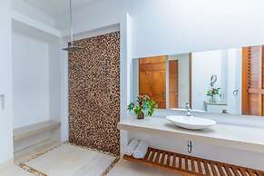 w Glowing 4BR Villa w Pool at Mesa de Yeguas