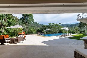 w Glowing 4BR Villa w Pool at Mesa de Yeguas