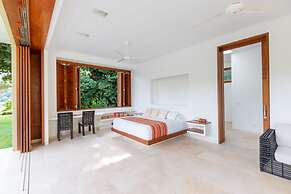 w Glowing 4BR Villa w Pool at Mesa de Yeguas
