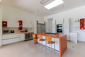 w Glowing 4BR Villa w Pool at Mesa de Yeguas