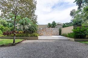 w Glowing 4BR Villa w Pool at Mesa de Yeguas