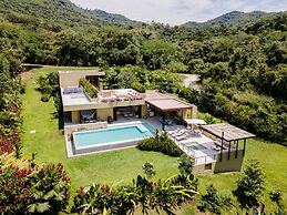 w Mind-blowing 4BR Villa w Pool at Mesa de Yeguas