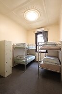 Emu Backpackers Perth - note - Valid Passport required for check in