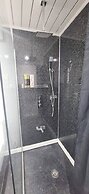 Spacious 3 Bed 2 Baths Free Wifi Central Location