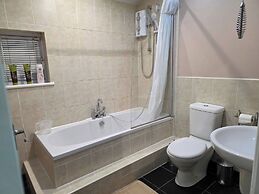 Spacious 3 Bed 2 Baths Free Wifi Central Location