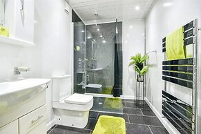 Spacious 3 Bed 2 Baths Free Wifi Central Location