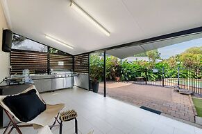 Nature s Nest Pool SPA Outdoor Kitchen Dining