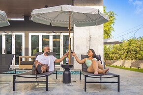 ElGatsby King Pool ResortVibe NearBeach