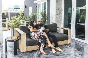 ElCarlton King-Pool ResortVibe NearBeach