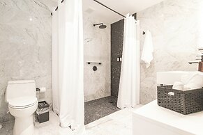 ElCarlton King-Pool ResortVibe NearBeach