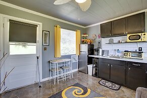 5 Mi to Mt Vernon Shops: Peaceful Cottage!