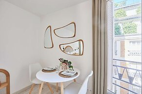 Modern Studio Montaigne Champs Elysees