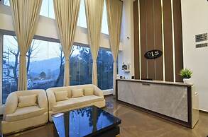 Claret inn by Lawrence Hotels