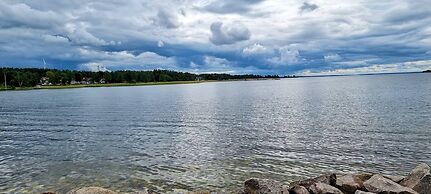 3BR Home Near Lake Vänern Covered Deck & BBQ