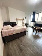 London Luxe Apartment - Spacious & Stylish