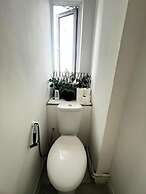 London Luxe Apartment - Spacious & Stylish