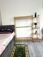 London Luxe Apartment - Spacious & Stylish