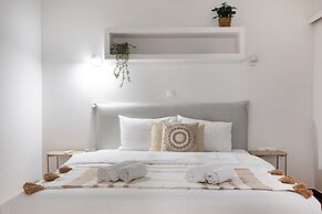 Attica - Captivating 2-Bedroom Apt & Balcony in Athens