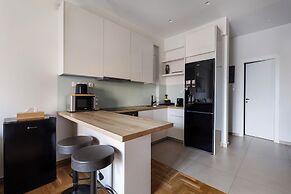 Attica - Captivating 2-Bedroom Apt & Balcony in Athens