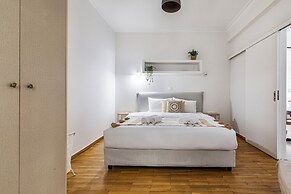 Attica - Captivating 2-Bedroom Apt & Balcony in Athens