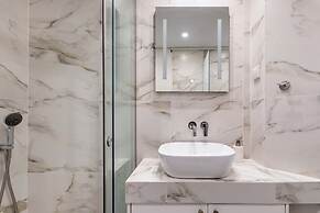 Attica - Captivating 2-Bedroom Apt & Balcony in Athens