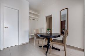 Attica - Captivating 2-Bedroom Apt & Balcony in Athens