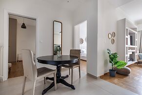 Attica - Captivating 2-Bedroom Apt & Balcony in Athens