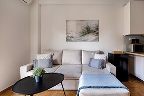 Attica - Captivating 2-Bedroom Apt & Balcony in Athens