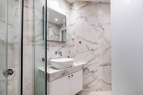 Attica - Captivating 2-Bedroom Apt & Balcony in Athens