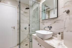 Attica - Captivating 2-Bedroom Apt & Balcony in Athens
