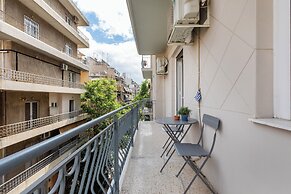Attica - Captivating 2-Bedroom Apt & Balcony in Athens