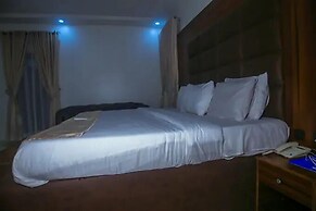 Hubbies Royale Hotel