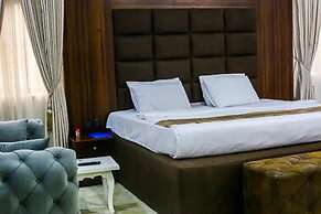 Hubbies Royale Hotel