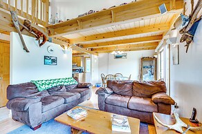 5 Mi to Jay Peak Resort: Cabin w/ Pond Access!