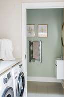 Stylish 3Bd Townhouse In Central Winchester