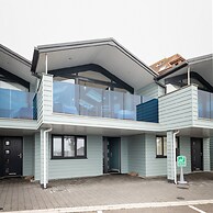 Seaside 3Bd Retreat With Balcony & Stunning Views