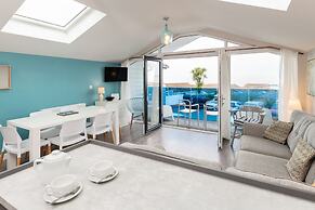 Seaside 3Bd Retreat With Balcony & Stunning Views