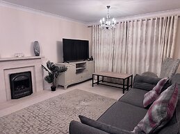 Spacious 4Bd House With Character In Coventry