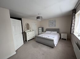 Spacious 4Bd House With Character In Coventry