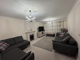 Spacious 4Bd House With Character In Coventry