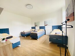 Spacious 4BR for 15 & 15 Min to Danube