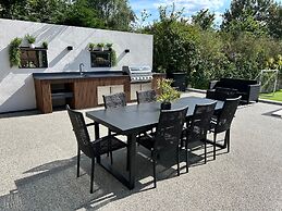 5 Bed Villa-sleeps 10-hot Tub-bar & Pool Table