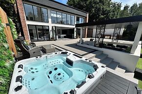 5 Bed Villa-sleeps 10-hot Tub-bar & Pool Table